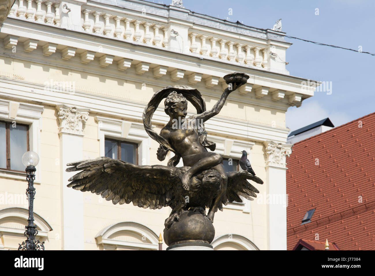 Die Statue vor dem historischen Gebäude des Slowakischen Nationaltheaters in Bratislava Stockfoto