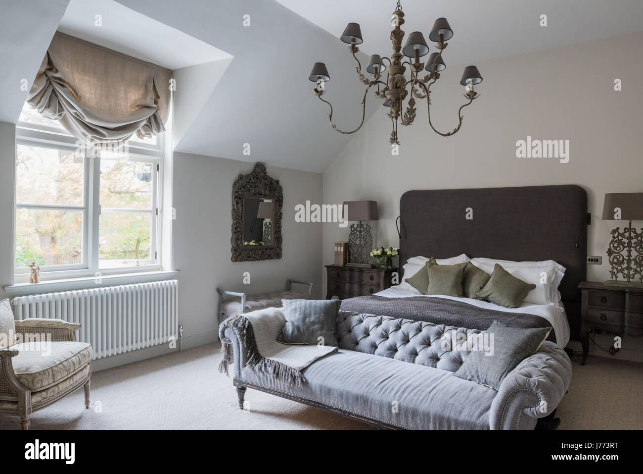 Master-Schlafzimmer mit geknöpften Rücken Sofa, Hampton Court Leuchter,  Tischlampen und Kopfteil aus Bardoe & Appel Stockfotografie - Alamy