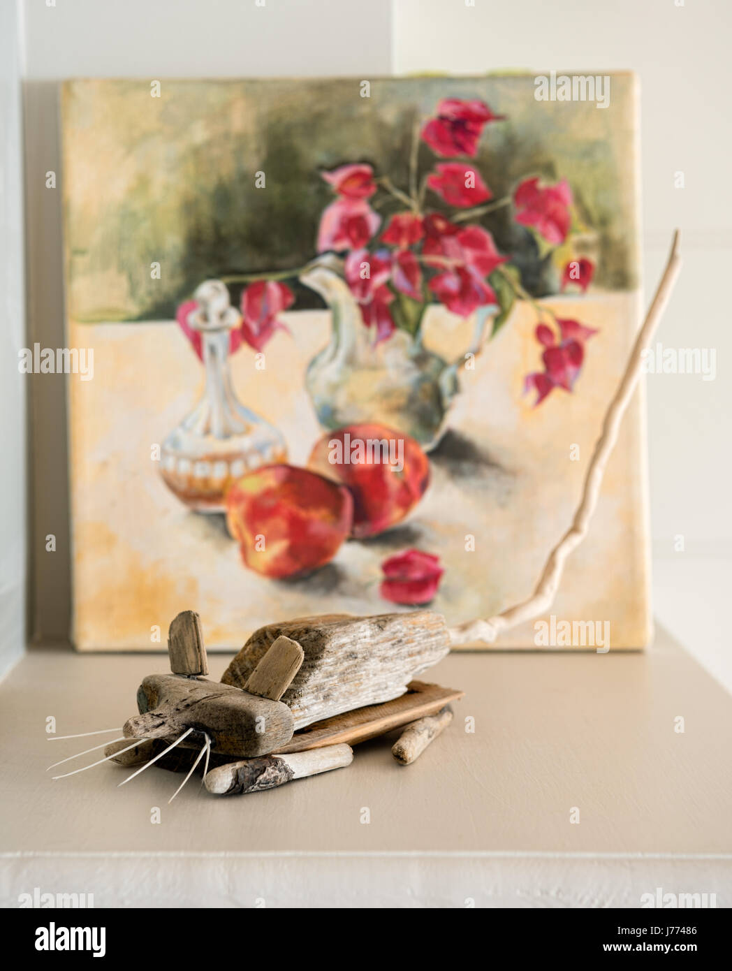 Treibholz-Maus vor einem kleinen Stillleben Gemälde Stockfoto