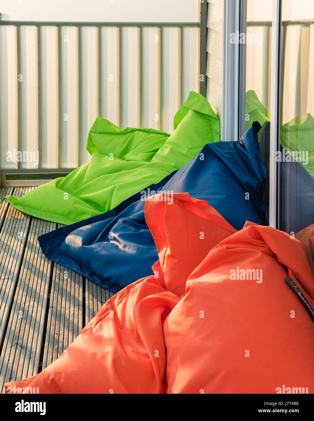 Bunten Sitzsäcken auf dem hölzernen Balkon Stockfoto