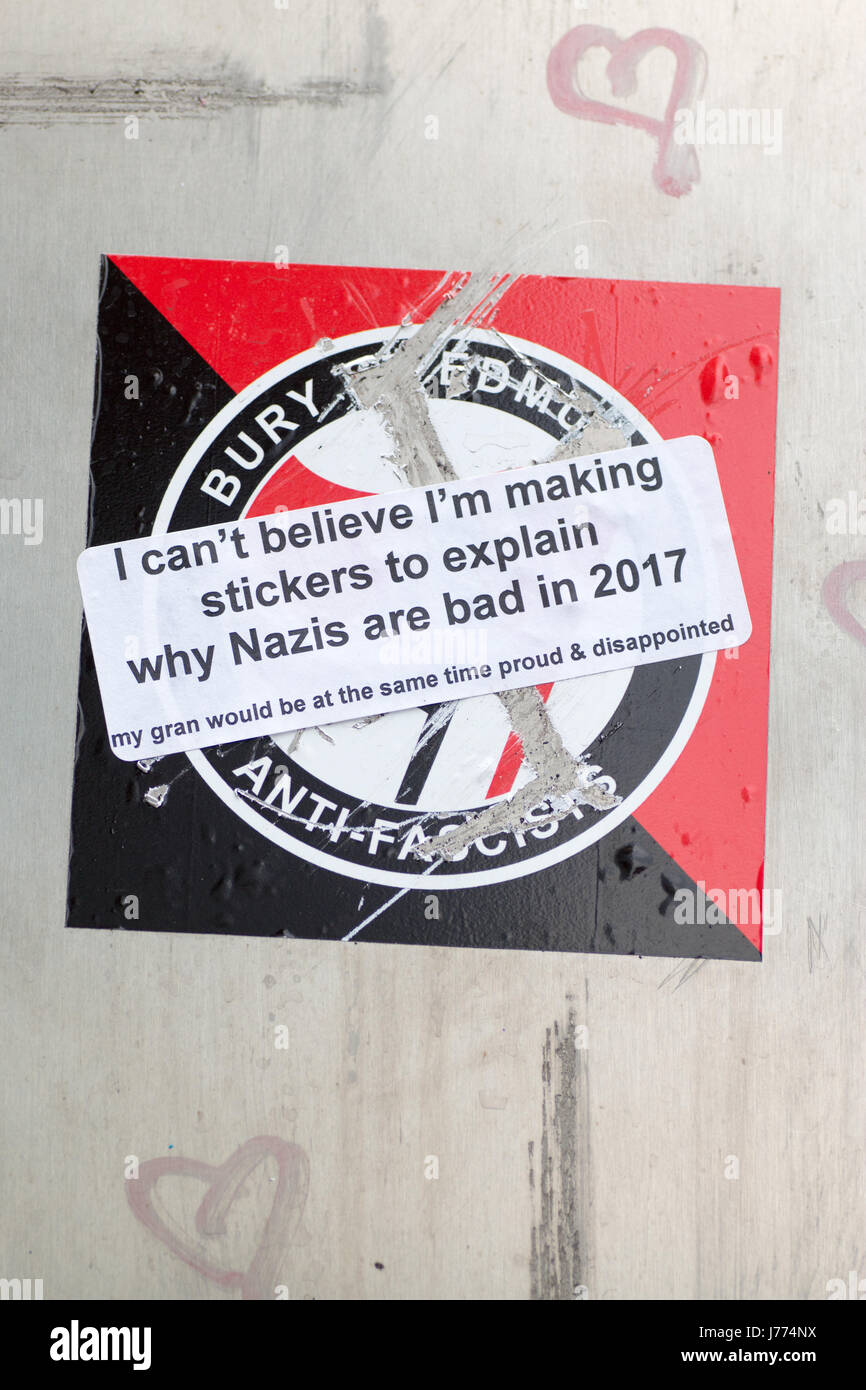 Anti-Nazi-Aufkleber in Cambridge, Großbritannien, 2017. "Ich kann nicht glauben, dass ich Aufkleber, um zu erklären, warum die Nazis im Jahr 2017 'antifaschistischen Aufkleber sind schlecht, Hakenkreuz Stockfoto
