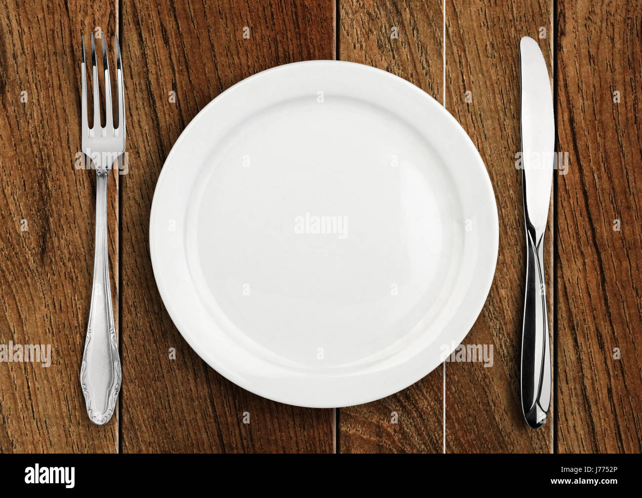 Tischdekoration, leeren Teller und Besteck auf Holztisch Stockfoto