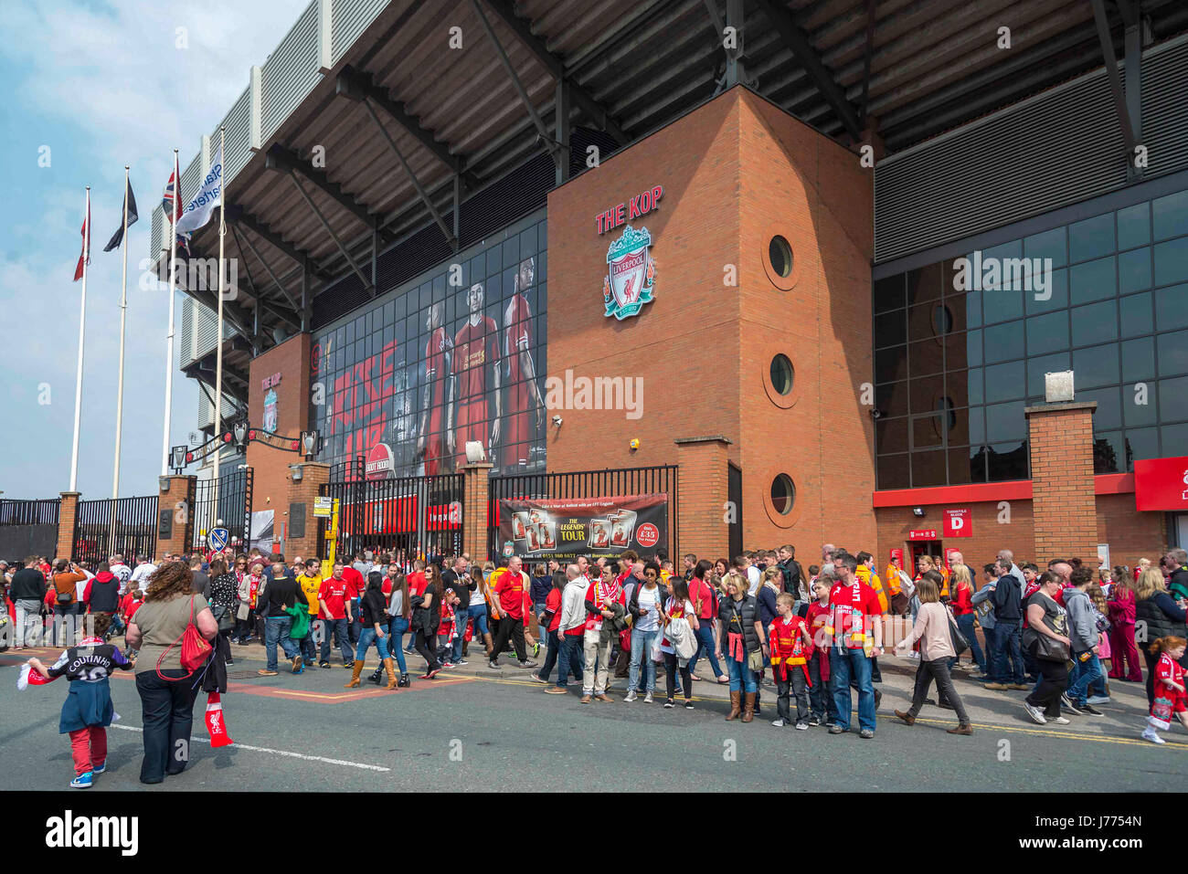 Anfield Massen an Kop stand Liverpool FC Stockfoto