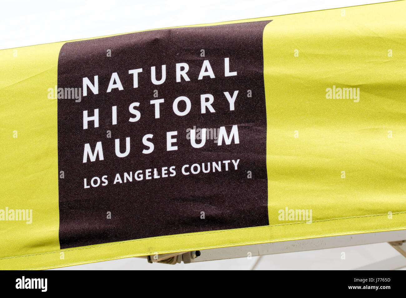 Eine gelbe und schwarze banner mit den Worten Natural History Museum Los Angeles County auf einem schwarzen Hintergrund. Stockfoto