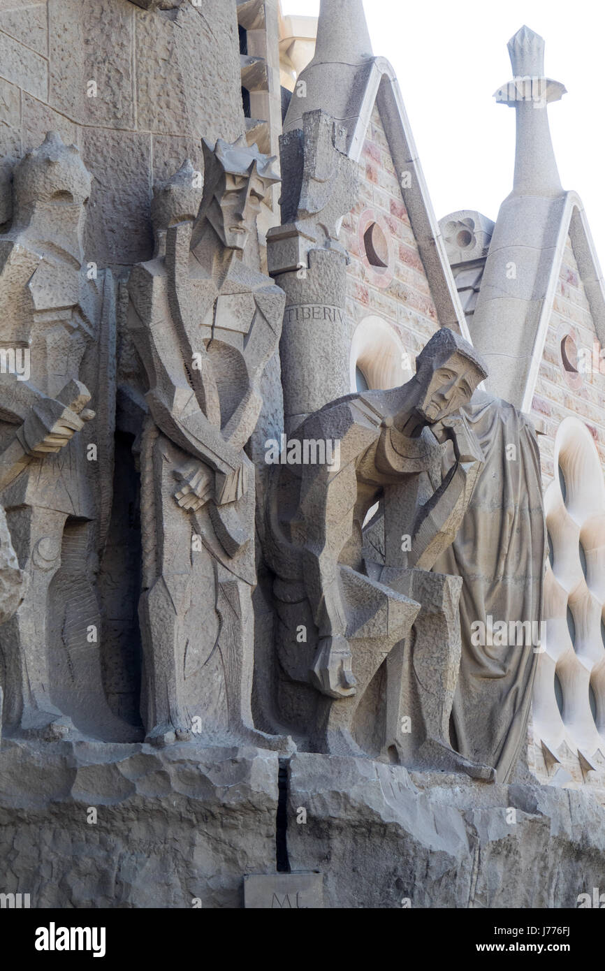 Skulptur von Szenen aus der Passion Christi auf die Leidenschaft Fassade von Gaudis Sagrada Familia Basilika, Barcelona, Spanien. Stockfoto