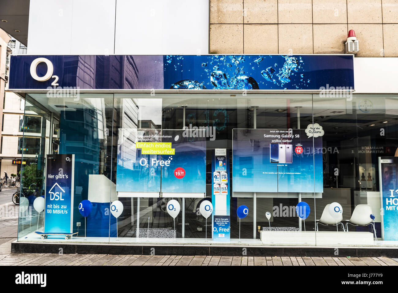 Düsseldorf, Deutschland - 16. April 2017: O2 Shop in Düsseldorf, Deutschland. O2 ist eine europäische Telekommunikations-Unternehmen, spezialisiert auf eigene mobile Telefonie Stockfoto