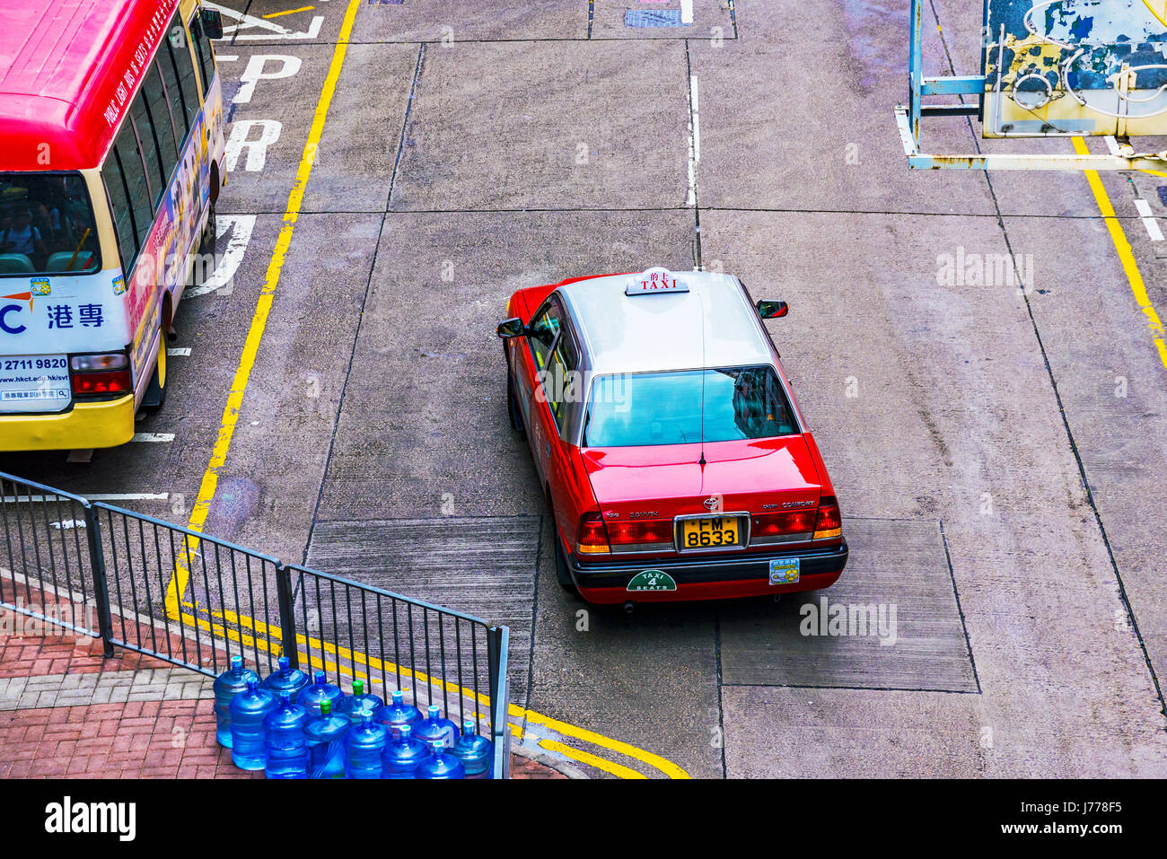 HONG KONG, CHINA - APRIL 27: Dies ist eine Ansicht eines lokalen Taxis fahren auf einer Straße in der belebten Gegend von Mong Kok 27. April 2017 in Hong Kong Stockfoto