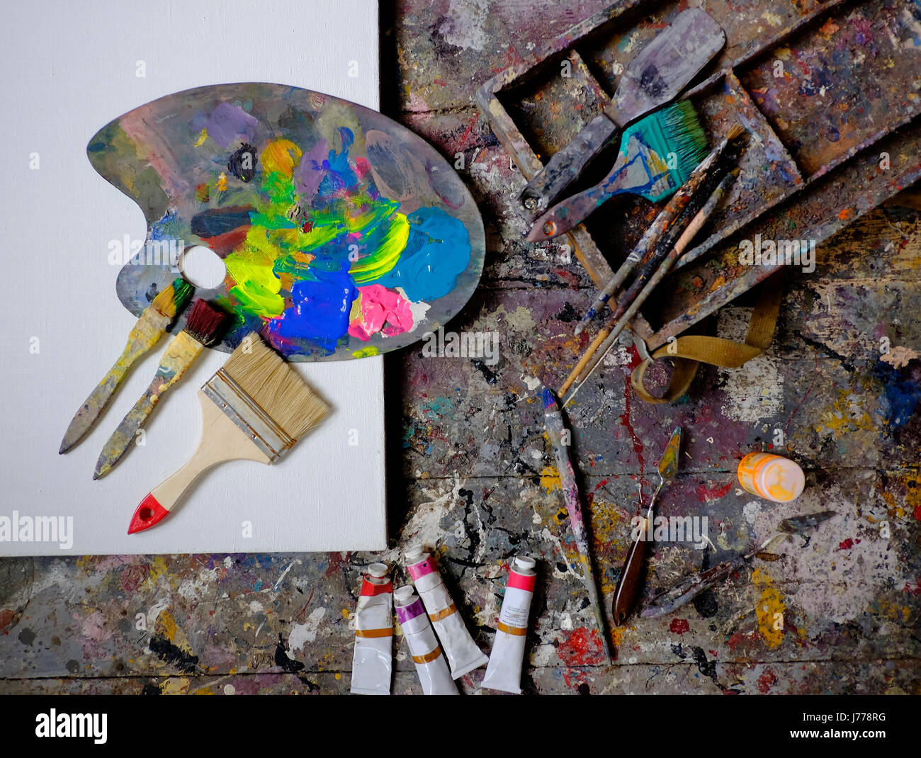 Draufsicht von Kunst und Handwerk Ausrüstung auf unordentlich Tisch Stockfoto