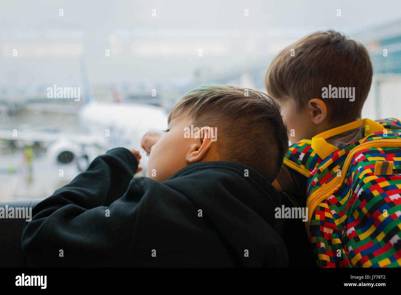 Blick durch Fenster während der Wartezeit am Flughafen Abflugbereich Brüder Stockfoto