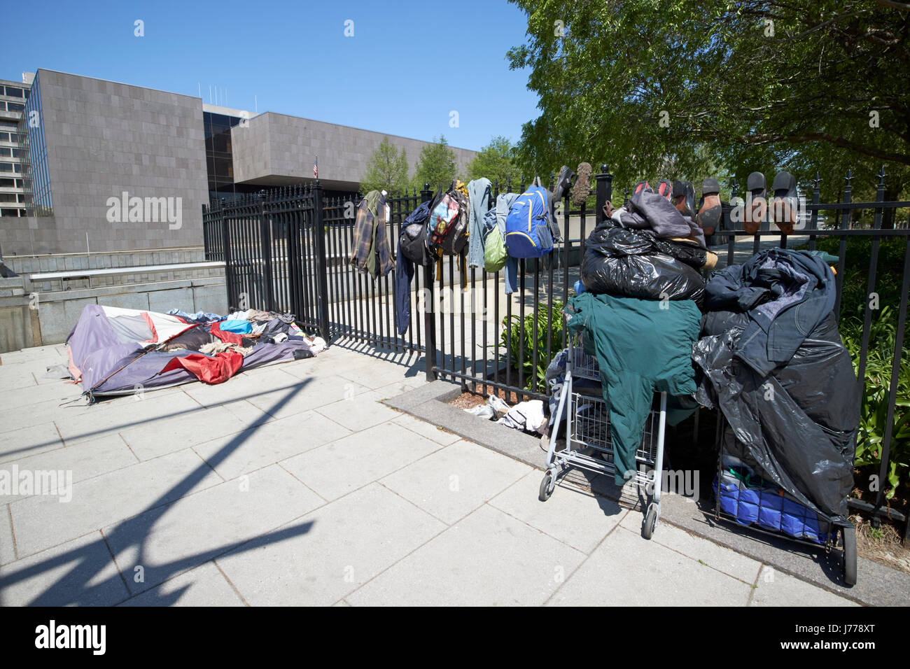 Trocknen von Kleidung und Gegenstände in der Sonne bei Obdachlosen rau schlafen Stadtviertel Justiz Square Washington DC USA Stockfoto