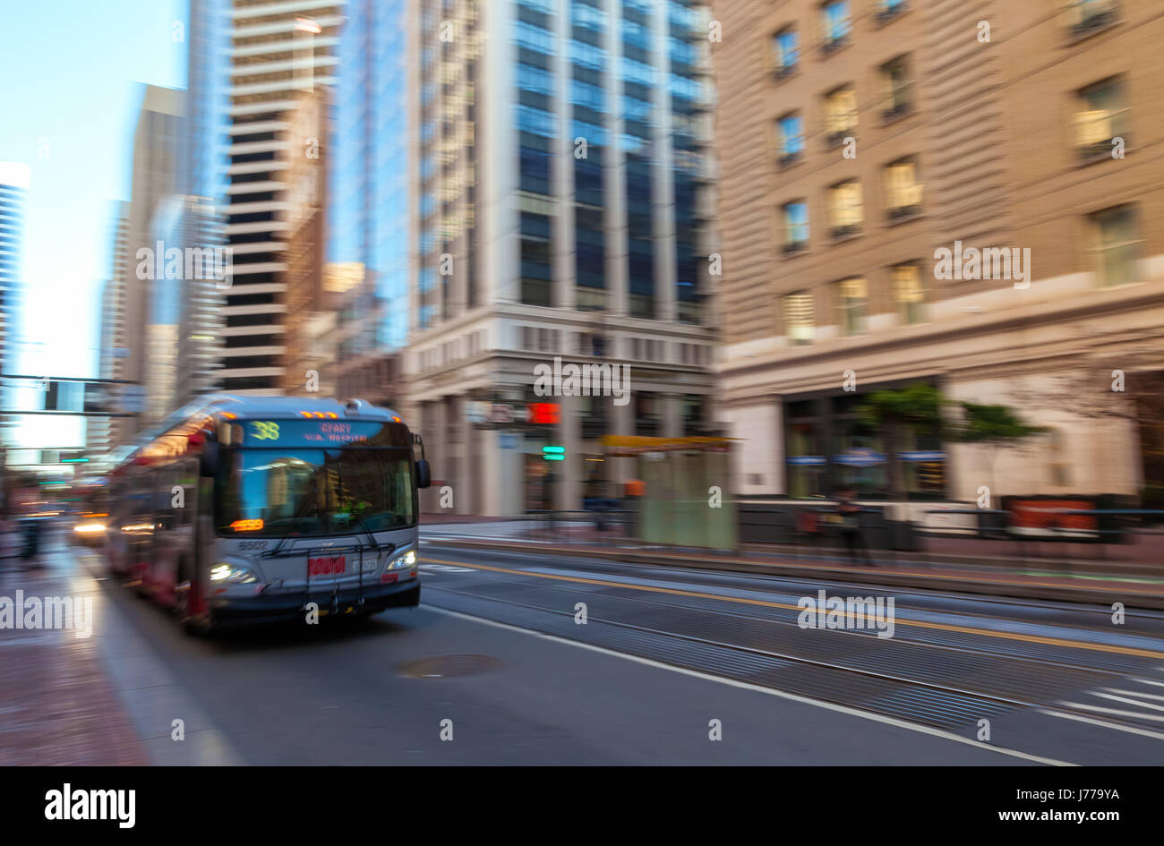 Ein kameraschwenk von einem fahrenden Bus auf der Straße von San Francisco, USA Stockfoto