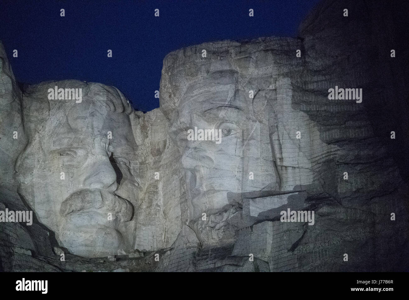 Nahaufnahme des Präsidenten Teddy Roosevelt und Abraham Lincoln Skulpturen am Mount Rushmore National Memorial in der Nacht in den Black Hills National Forest 18. Mai 2017 in Keystone, South Dakota. Stockfoto