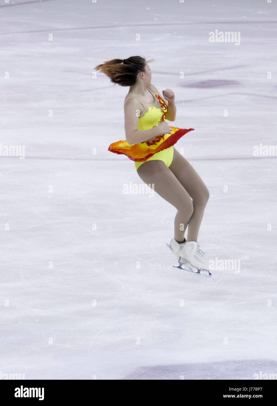 Eiskunstläuferin führt einen Sprung beim konkurrieren Stockfoto