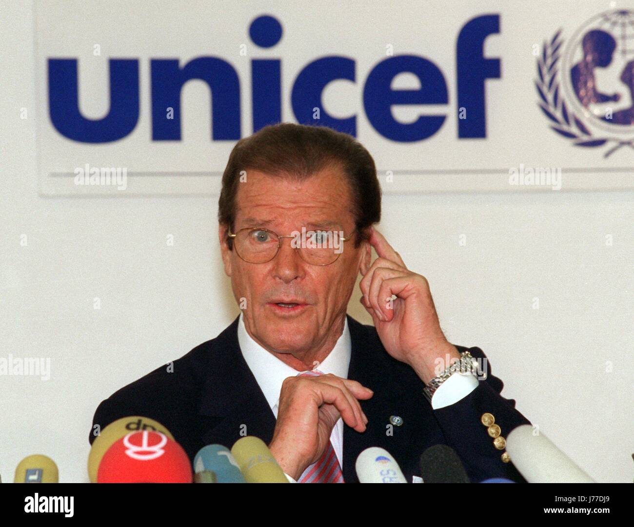 Datei - Datei Bild datiert, 17. November 1997 zeigen britischer Schauspieler und UNICEF-Botschafter Sir Roger Moore, aufgenommen in Bonn-Deutschland. Foto: Michael Jung/dpa Stockfoto