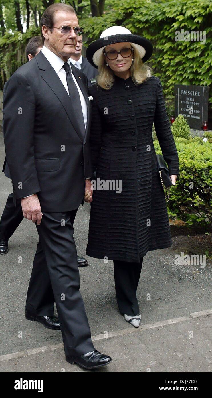 Berlin, Deutschland. 2. Juni 2004. (Dpa) - britischer Schauspieler Roger Moore, der berühmt für seine Darstellung des "James Bond" und seine Frau Christina Tholstrup wurde verlassen das Grab des verstorbenen star-Fotograf Helmut Newton auf dem städtischen Friedhof III (Stadt Friedhof III) in Berlin, Deutschland, 2. Juni 2004. Newton, der in Berlin geboren wurde, starb am 23. Januar 2004 im Alter von 83 bei einem Autounfall in Los Angeles. Nach einer kurzen Zeremonie wurde seine Urne begraben in der Nähe der Grabstätte von Marlene Dietrich. | Verwendung Weltweit/Picture Alliance Credit: Dpa/Alamy Live-Nachrichten Stockfoto