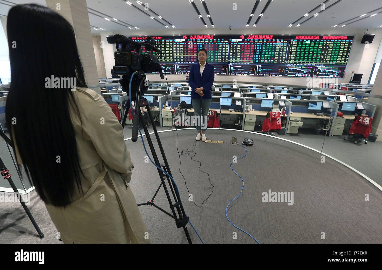 Dalian, LIAONING-Provinz, CHINA. 5. Mai 2017. Chinesische Finanzanalyst verleiht ein 'live' TV-Update auf des Morgens gehandelt auf dem Boden von Dalian Commodity Exchange (DCE) im Hafen Stadt Dalian in der Provinz Liaoning auf 5. Mai 2017. Die DCE hat die tiefste Liquiditätspool unter allen chinesischen zukünftige Warenbörsen, nach dem Futures Industry Association und hat seit acht Jahren - Erfassung von knapp 2 Prozent des globalen Futures Marktanteile der größten Festland Futures Exchange nach Volumen. Bildnachweis: Stephen Rasierer/ZUMA Draht/Alamy Live-Nachrichten Stockfoto