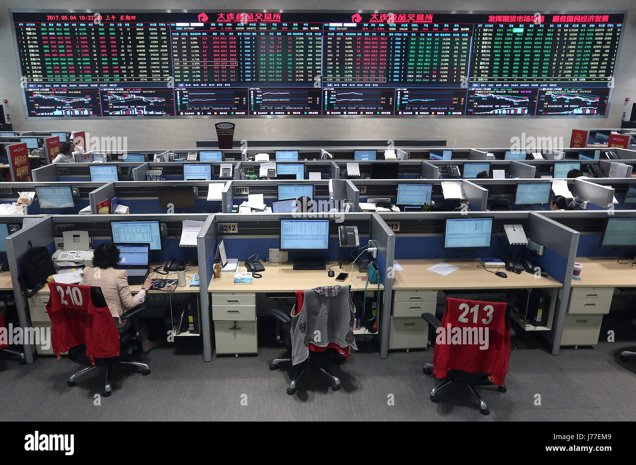 Dalian, LIAONING-Provinz, CHINA. 5. Mai 2017. Einige Händler sind bei der Arbeit auf dem Boden von Dalian Commodity Exchange (DCE) im Hafen Stadt Dalian in der Provinz Liaoning auf 5. Mai 2017. Die DCE hat die tiefste Liquiditätspool unter allen chinesischen zukünftige Warenbörsen, nach dem Futures Industry Association und hat seit acht Jahren - Erfassung von knapp 2 Prozent des globalen Futures Marktanteile der größten Festland Futures Exchange nach Volumen. Bildnachweis: Stephen Rasierer/ZUMA Draht/Alamy Live-Nachrichten Stockfoto