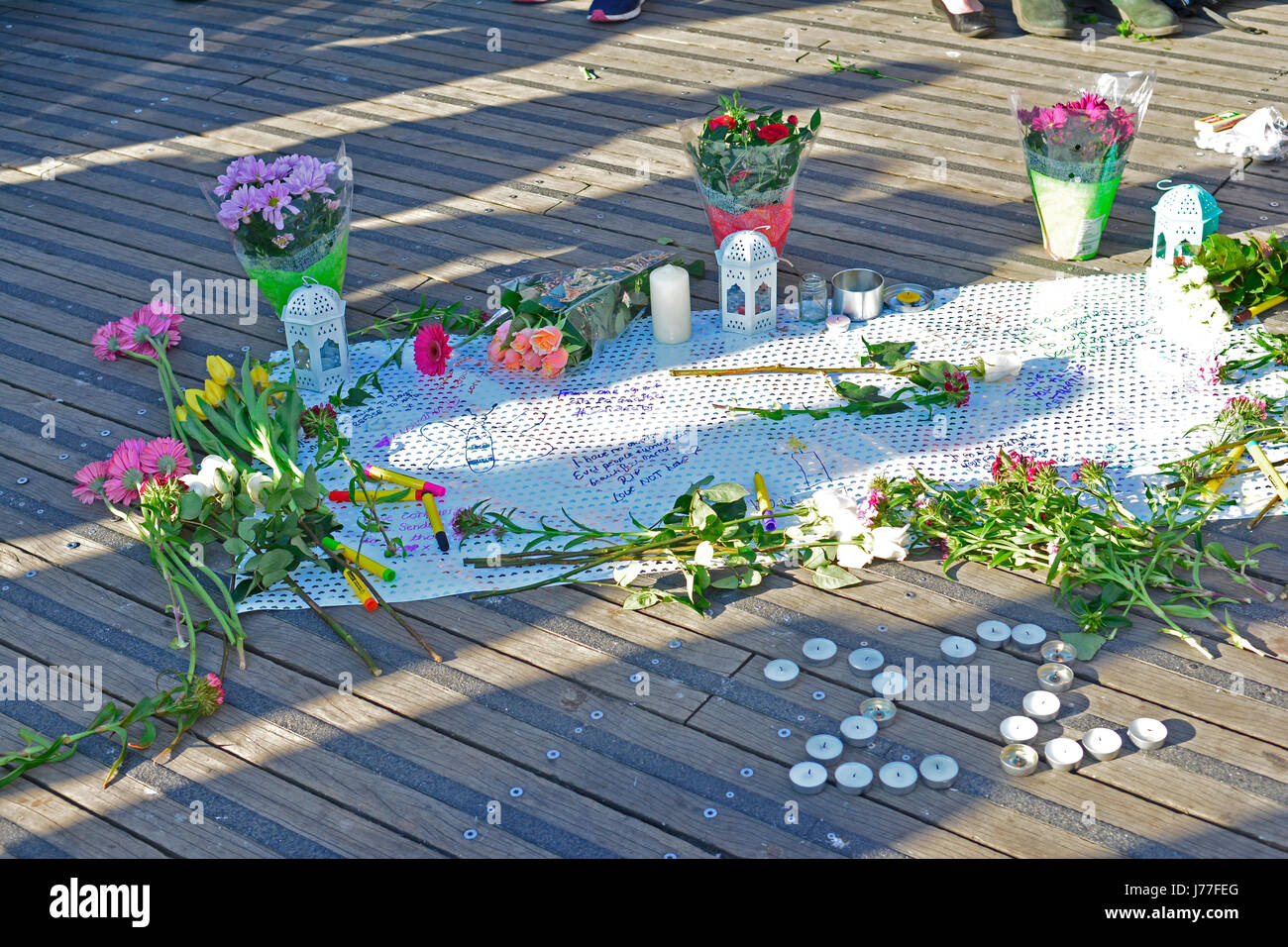 Bristol, UK. 23. Mai 2017. Bristol City Center Brunnen. Menschen versammelten sich und hielt die Hände in einer Minuten Stille. Vigil für Manchester Bombardierung. Robert Timoney/AlamyLiveNews Stockfoto