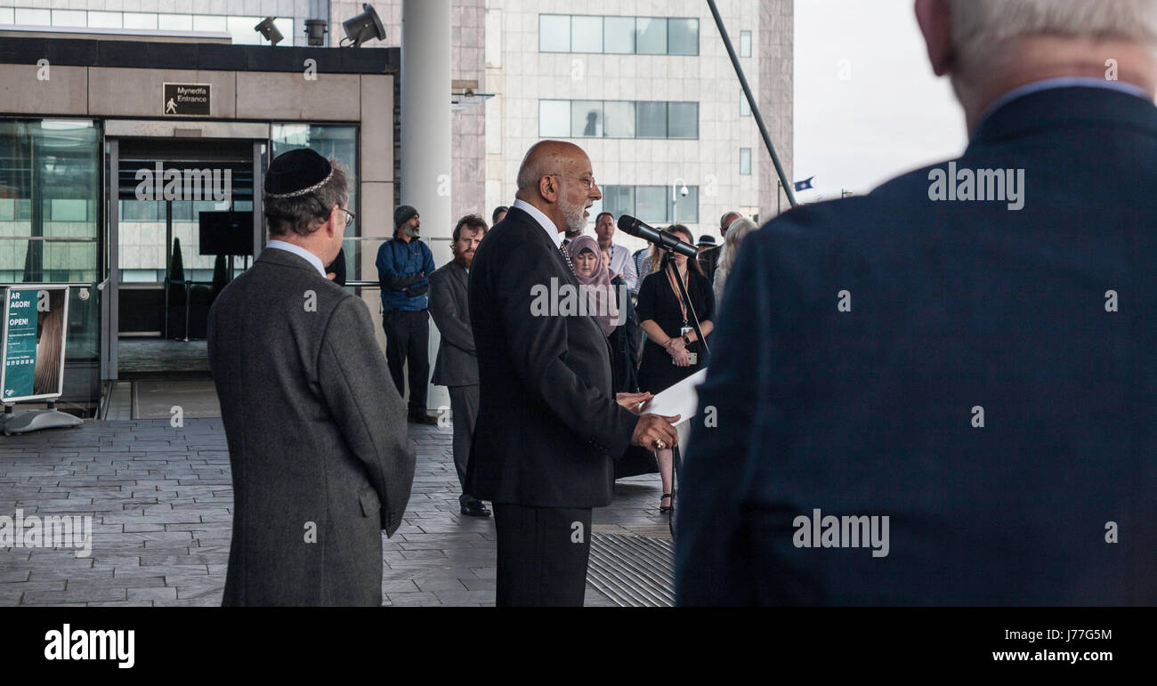 Cardiff, UK. 23. Mai 2017. Eine Mahnwache für die Opfer des Angriffs Manchester außerhalb der Senedd in Cardiff Bay statt. Taz Rahman/Alamy Live-Nachrichten Stockfoto