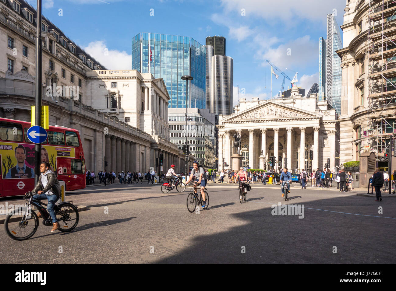 City of London, UK. 23. Mai 2017. City of London Corporation Start "Bank zur Sicherheit", ein 18-Monats-Testversion, Verkehr in Bank-Knotenpunkt für Busse und Radfahrer nur von 07:00 bis 19:00 zu begrenzen. Am zweiten Tag der Regelung, die einige Verkehr noch gesehen werden kann, mit der Kreuzung, aber Verkehr deutlich gesunken ist. Ziel ist es, Verkehrstoten London Radfahrer nach mehr als 60 Vorfälle und einen Todesfall allein im Jahr 2015 zu senken. Bildnachweis: CAMimage/Alamy Live-Nachrichten Stockfoto