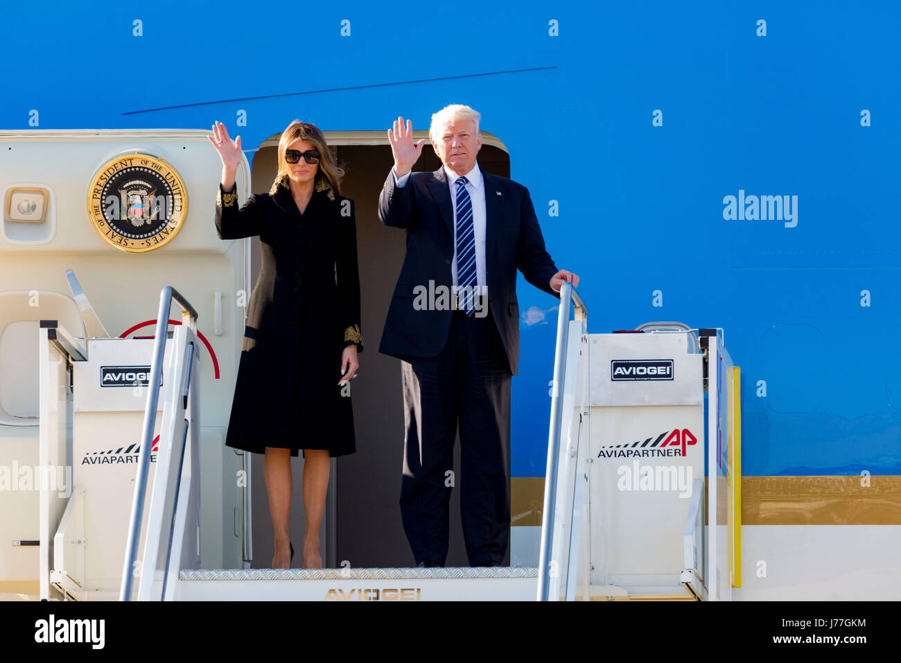 Rom, Italien. 23. Mai 2017. Donald Trump und Frau Melania auf den Abstieg der Schritte von Air Force One Credit: Stephen Bisgrove/Alamy Live News Stockfoto