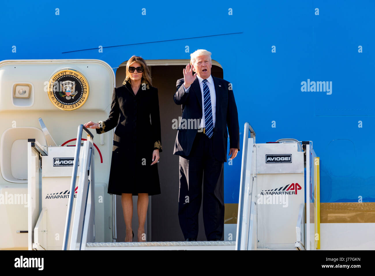 Rom, Italien. 23. Mai 2017. Donald Trump und Frau Melania auf den Abstieg der Schritte von Air Force One Credit: Stephen Bisgrove/Alamy Live News Stockfoto