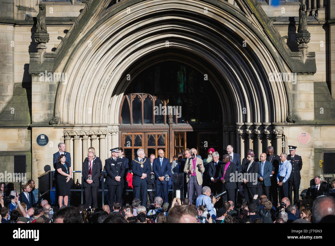 Manchester, UK. 23. Mai 2017. Tausende versammeln sich für eine Mahnwache am Rathaus von Manchester in Solidarität nach einem Angriff auf Manchester Arena zusammenstehen am Vorabend die 22 Menschenleben gefordert und 59 verletzt. Bildnachweis: Andy Barton/Alamy Live-Nachrichten Stockfoto