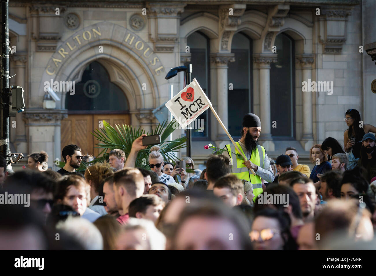 Manchester, UK. 23. Mai 2017. Tausende versammeln sich für eine Mahnwache am Rathaus von Manchester in Solidarität nach einem Angriff auf Manchester Arena zusammenstehen am Vorabend die 22 Menschenleben gefordert und 59 verletzt. Bildnachweis: Andy Barton/Alamy Live-Nachrichten Stockfoto