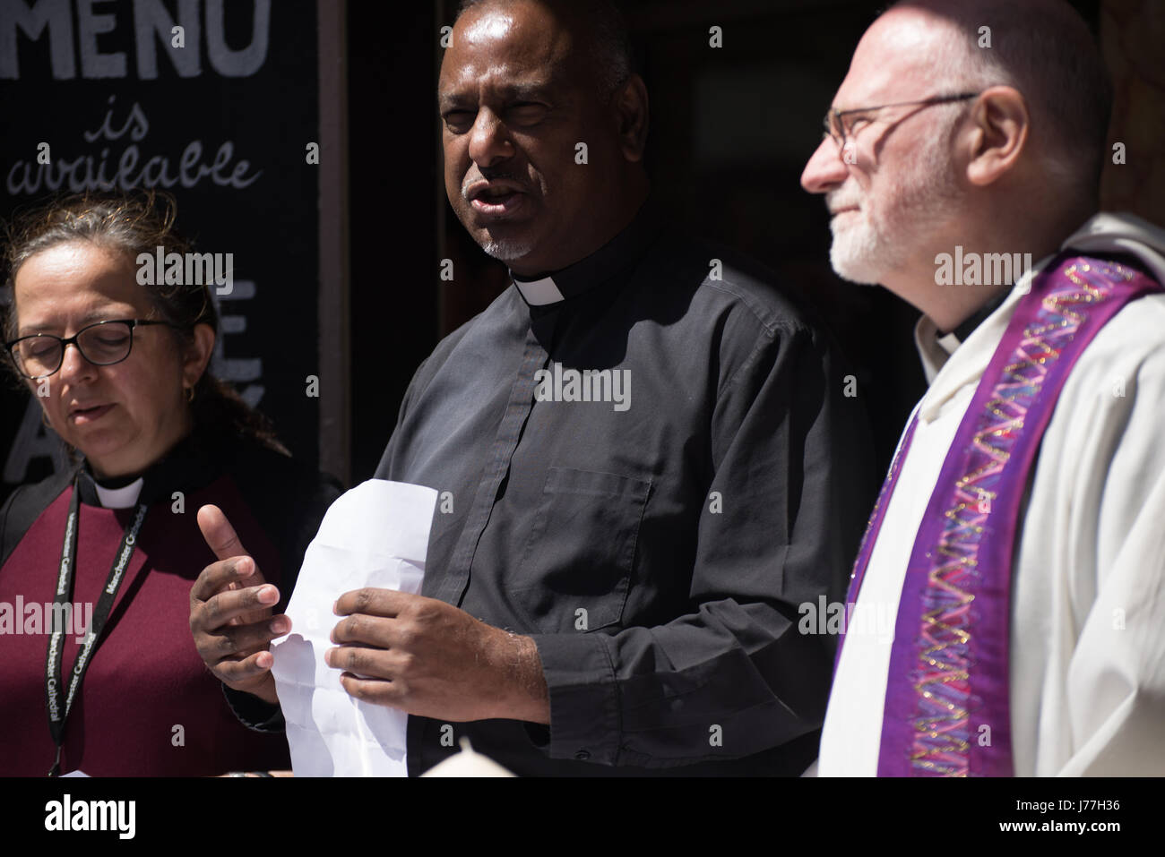 Manchester, UK. 23. Mai 2017. Reverend Canon Marcia Wand (L), Rogers Govender (C), Dean of Manchester und Rev. Canon David Holgate (R), initiieren eine Reihe von interreligiösen Gebet für die Opfer der Explosion Manchester Arena in Manchester, Vereinigtes Königreich auf Dienstag, 23. Mai 2017. Polizei des Großraums Manchester behandeln die Explosion nach dem Ariana Grande-Konzert, das am 22.05.2017 in Manchester Arena stattfand, als eines terroristischen Anschlags. Bildnachweis: Jonathan Nicholson/Alamy Live-Nachrichten Stockfoto