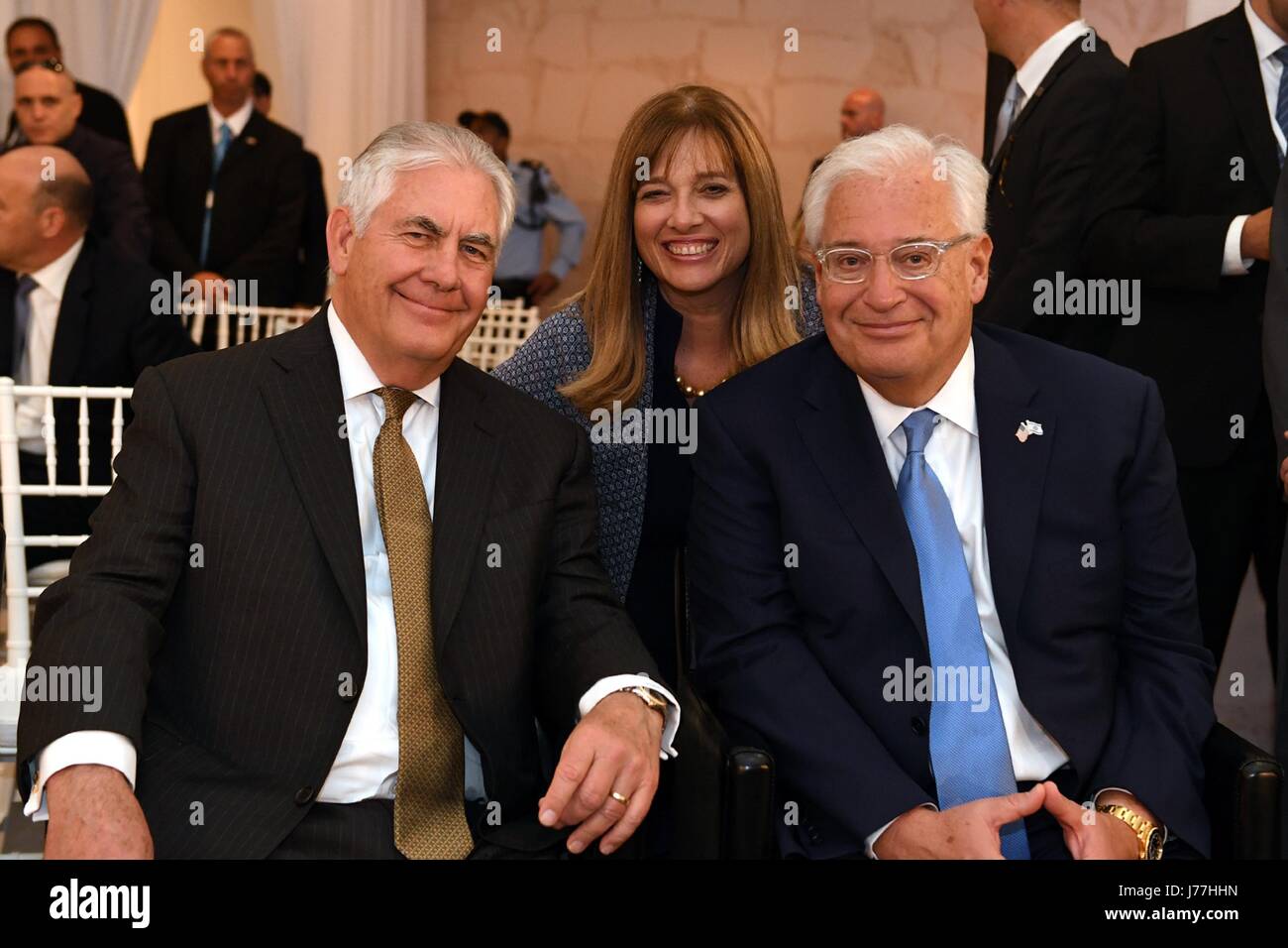 US Secretary Of State Rex Tillerson stellt mit der neuen US-Botschafter in Israel David Friedman, Recht, und seine Frau Tammy Sand, Zentrum, bevor Präsident Donald Trump seine Adresse im Israel Museum in Jerusalem, Israel 23. Mai 2017 liefert. Stockfoto