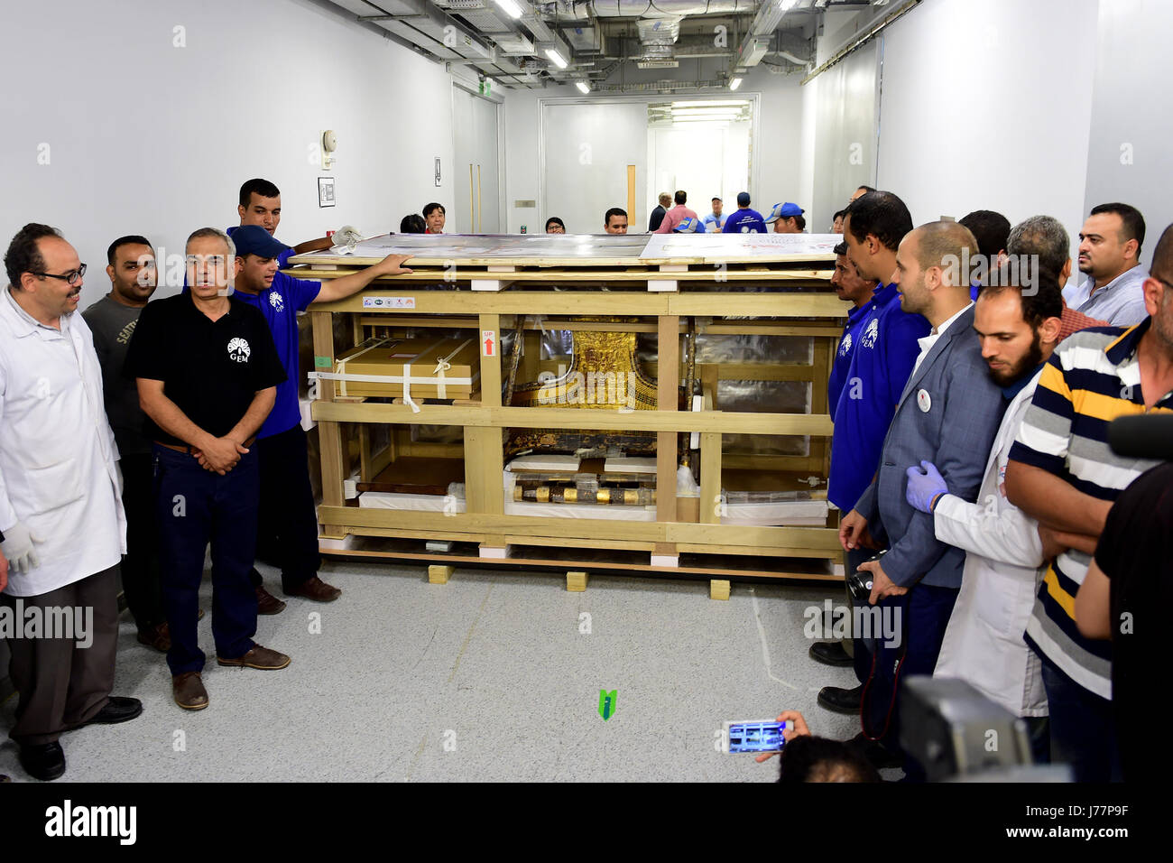 (170524)--Kairo, 24. Mai 2017 (Xinhua)--A Box mit den Wagen der alten König Tutankhamun am Grand Egyptian Museum (GEM) in der Nähe von dem Plateau Pyramiden in Gizeh, Ägypten am 23. Mai 2017 gesehen wird. Das ägyptische Ministerium für Altertümer zog am Dienstag die 3.000 Jahre alte Grabstätten Bett und Wagen des alten König Tutankhamun aus dem ägyptischen Museum in Tahrir Innenstadt von Kairo, Grand Egyptian Museum (GEM) in der Nähe von dem Plateau Pyramiden in Gizeh. Ägyptische Altertümer Minister Khaled al-guten erzählte Reportern, dass sie so weit etwa 3.900 Stücke von King Tut es Artefakt auf das Juwel verschoben, die Op werden Stockfoto