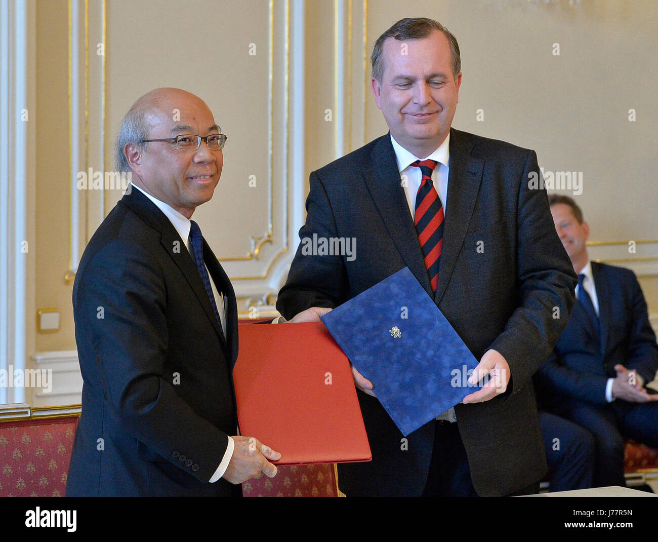 Von links: Vizepräsident Nanyang Technological University in Singapur Er Meng Hwa und Rektor von Charles Universität Tomas Zima unterzeichneten ein Memorandum of Understanding in Prag, Tschechische Republik, 24. Mai 2017. (CTK Foto/Michal Dolezal) Stockfoto