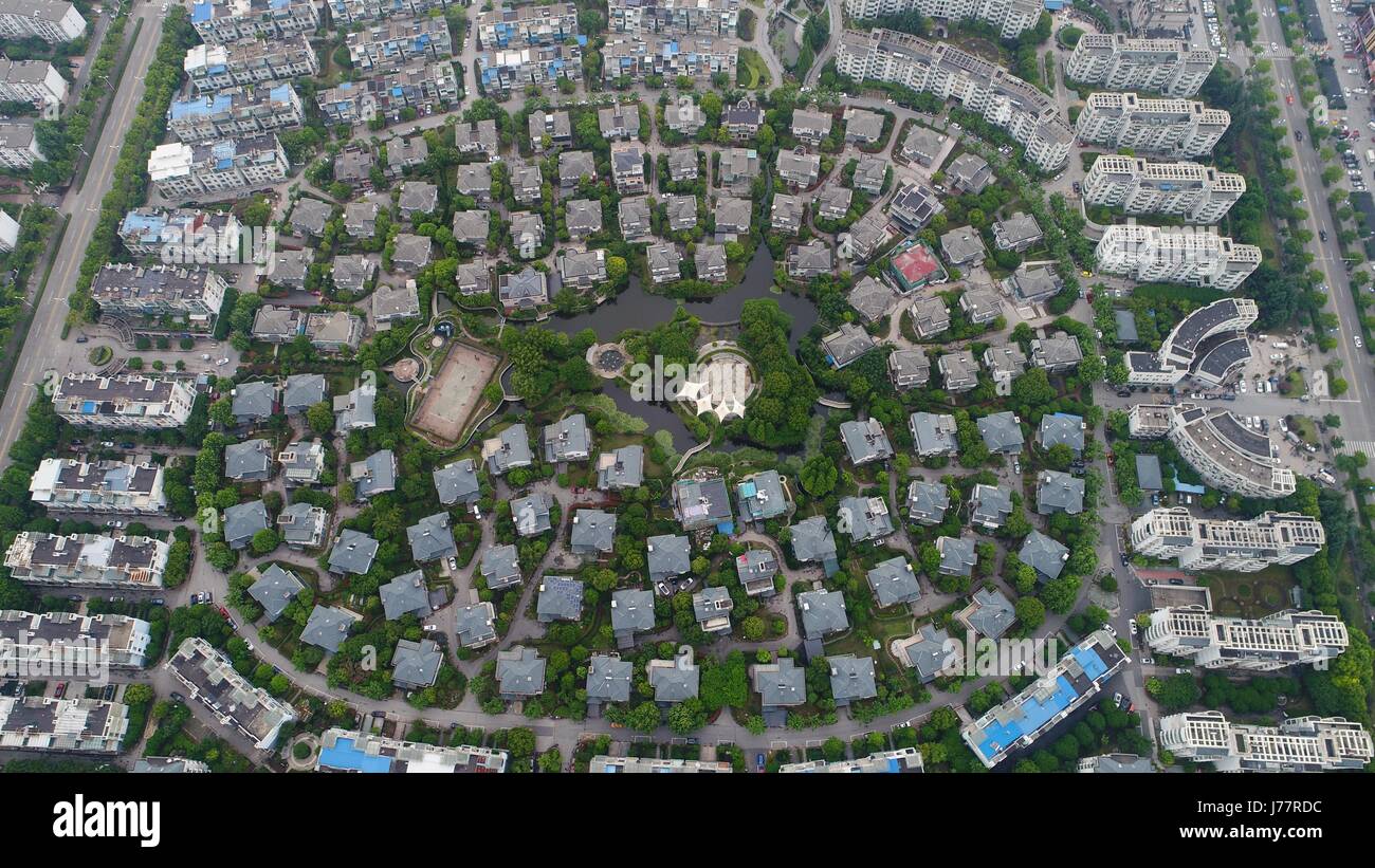 (170524)--SHANGHAI, 24. Mai 2017 (Xinhua)--eine private Verbindung in Songjiang District ist in Shanghai, Ost-China, 24. Mai 2017 gesehen. Songjiang District gehört zu den wichtigen Bereichen im Yangtze River Delta City Cluster.   (Xinhua/Ding Ting) (Zhs) Stockfoto