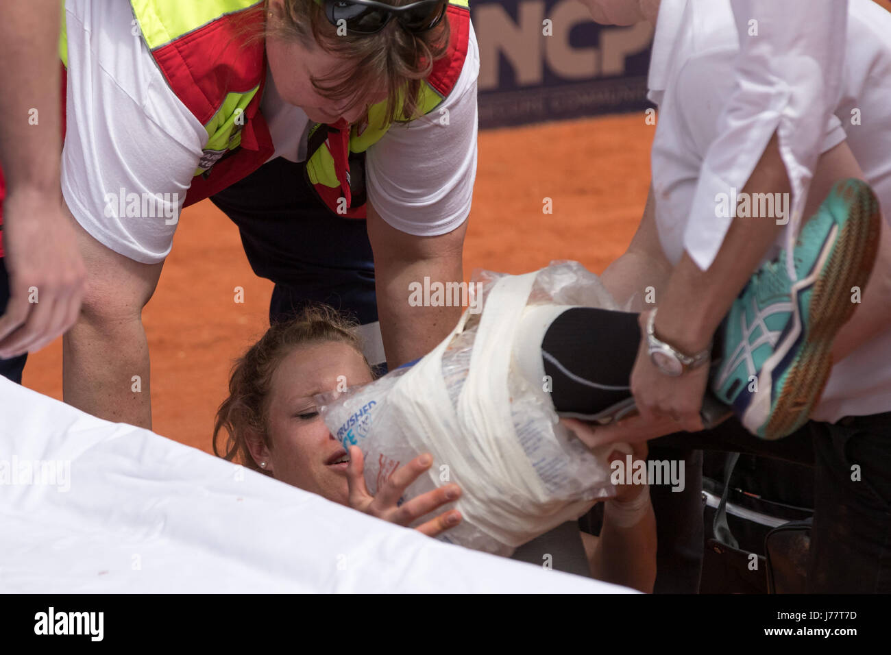 Deutschen Tennisprofi Laura Siegemund durch medizinisches Personal unterstützt wird, nach einer Verletzung während einer "Nürnberger Cup" Frauen-Tennis-Turnier-Runde 16 Spiel gegen Krejcikova der Tschechischen Republik veranstaltet von der Womens Tennis Association (WTA) in Nürnberg, 23. Mai 2017. Foto: Daniel Karmann/dpa Stockfoto