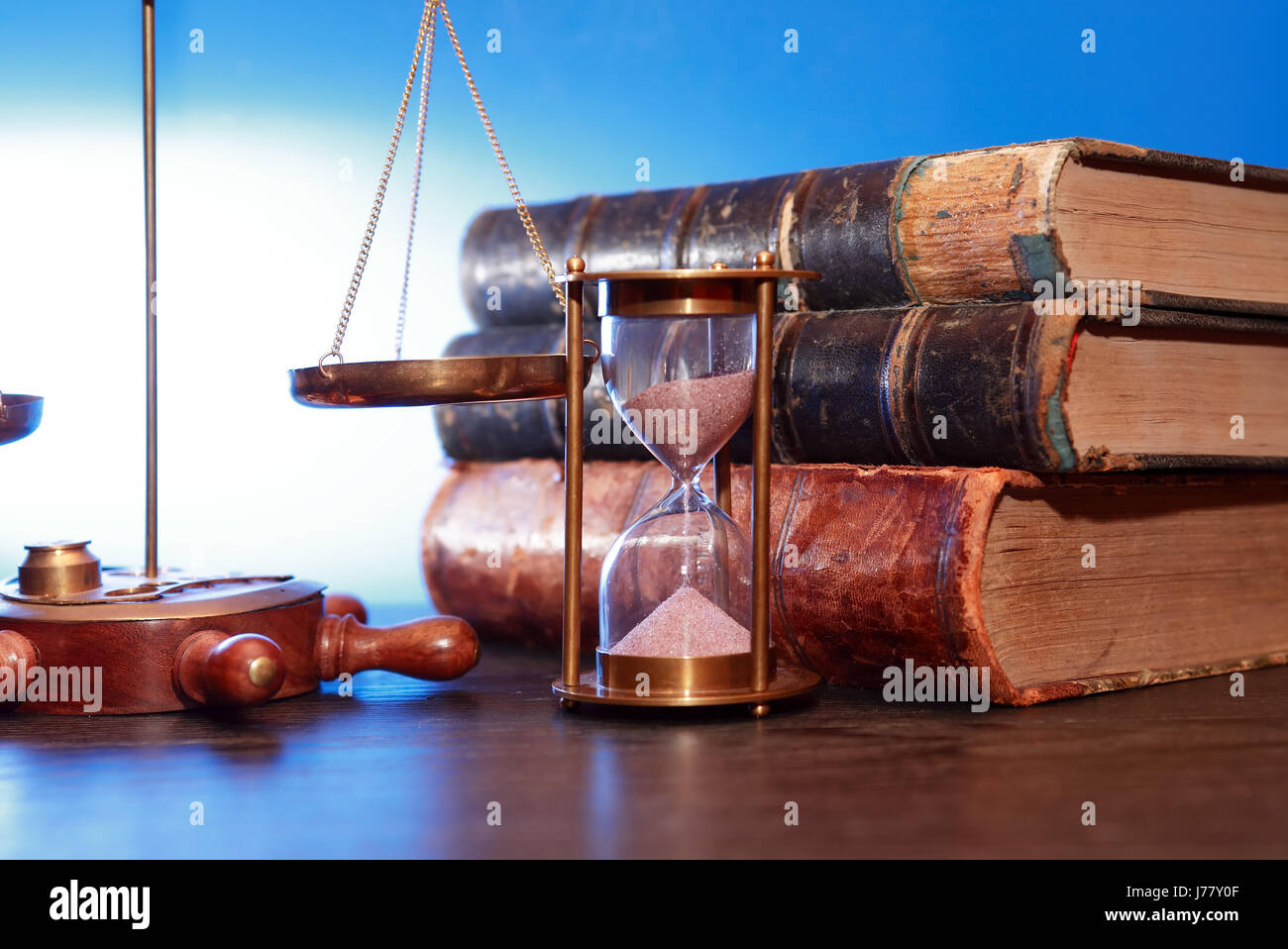 Vintage Stillleben mit alten Objekten vor blauem Hintergrund Stockfoto