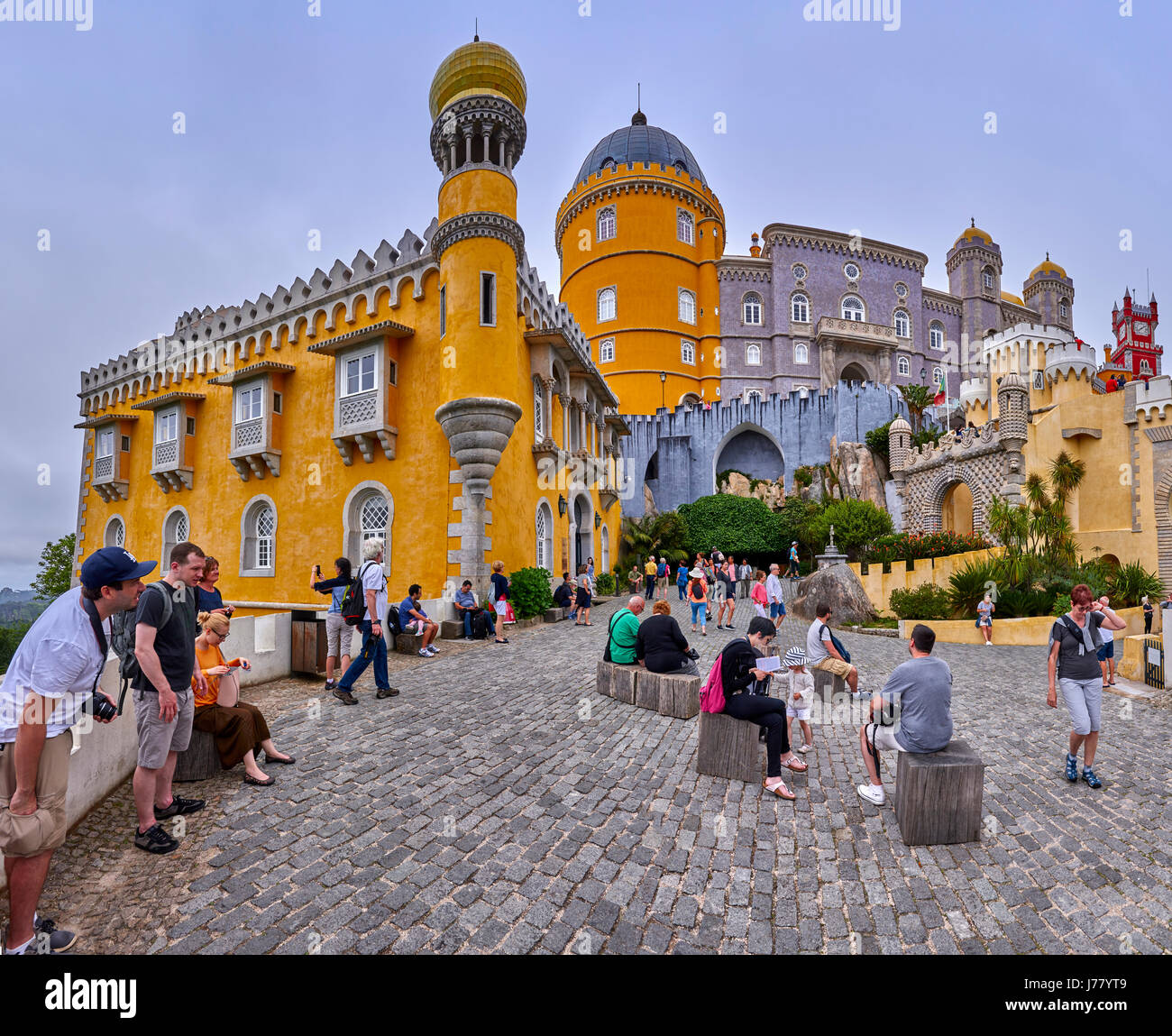 Die Pena-Palast ist eine romantische Burg in São Pedro de Penaferrim, in der Gemeinde von Sintra, Portugal. Stockfoto