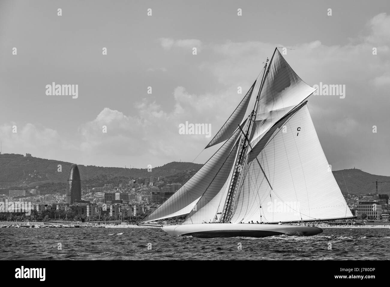 Das klassische Boot Mariquita Segeln mit dem Hintergrund von Barcelona Stockfoto