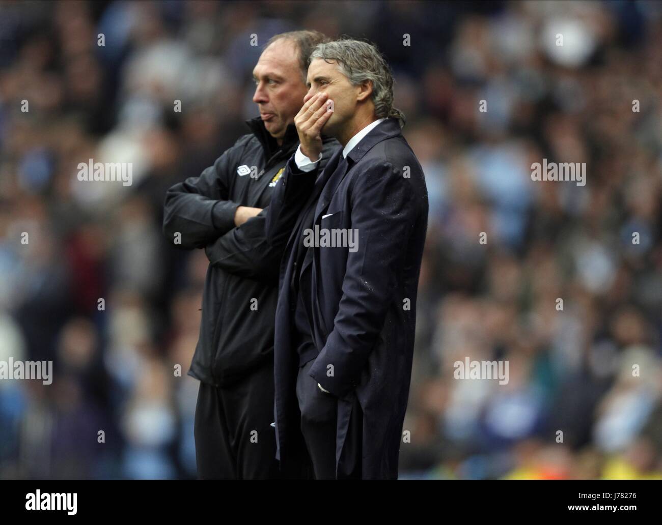 ROBERTO MANCINI & DAVID PLATT MANCHESTER CITY FC MANAGER ETIHAD STADIUM MANCHESTER ENGLAND 23. September 2012 Stockfoto