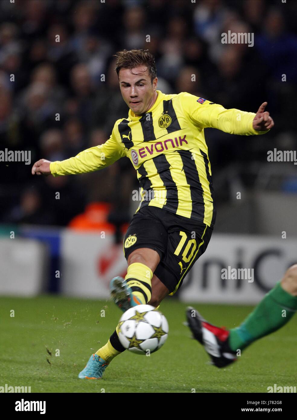 MARIO GOTZE schießt MANCHESTER CITY V BORUSSIA DOR ETIHAD STADIUM MANCHESTER ENGLAND 3. Oktober 2012 Stockfoto