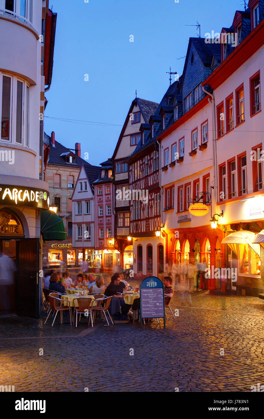 DEU, Deutschland, Mainz: Augustinerstraße, Altstadt Bei Abenddaemmerung | DEU, Deutschland, Mainz: Augustinerstraße Street, Old Town in der Abenddämmerung Stockfoto