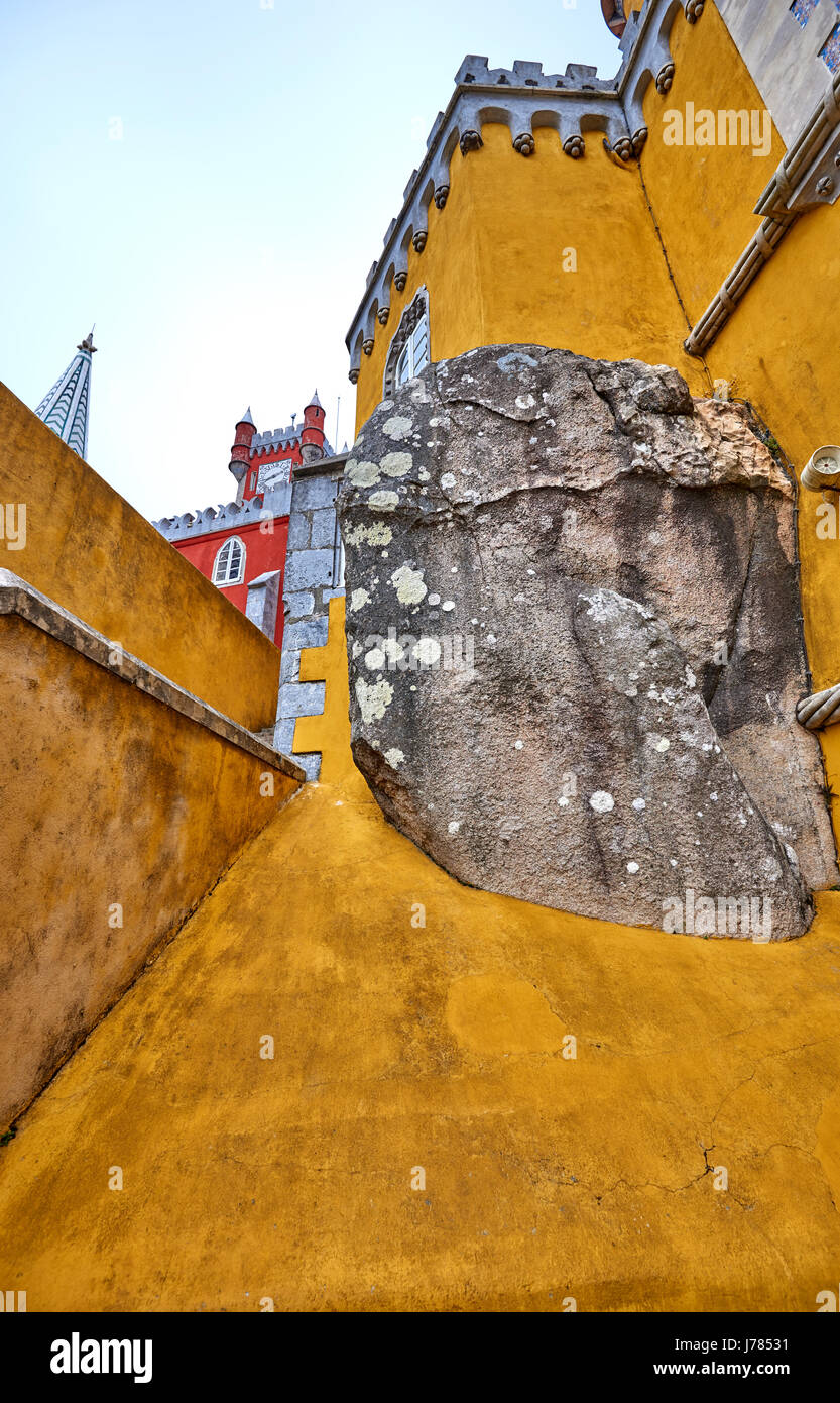 Die Pena-Palast ist eine romantische Burg in São Pedro de Penaferrim, in der Gemeinde von Sintra, Portugal. Stockfoto