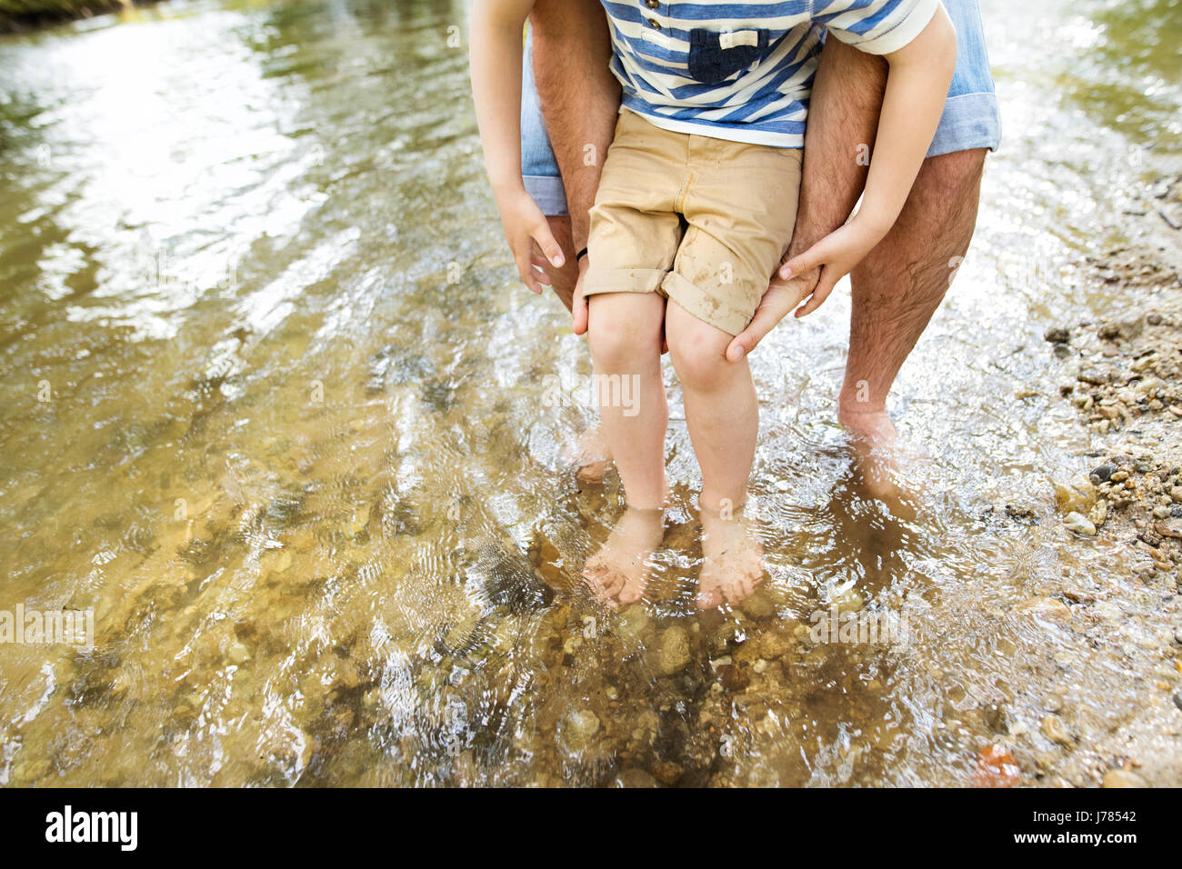 Nicht erkennbare Vater und Sohn im Fluss, sonnigen Tag. Stockfoto