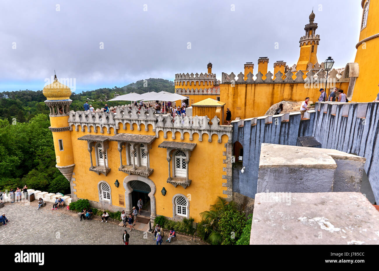 Die Pena-Palast ist eine romantische Burg in São Pedro de Penaferrim, in der Gemeinde von Sintra, Portugal. Stockfoto