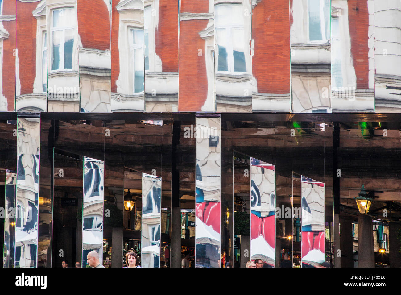 Reflexionen in den Spiegeln der Installation reflektieren London Covent Garden verzerrt. Stockfoto