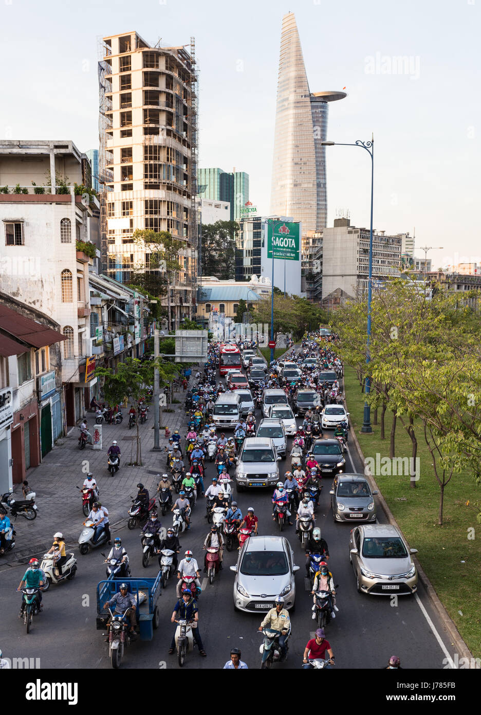 HO-CHI-Minh-Stadt, VIETNAM - 14. April 2017: große Anzahl von Motorrädern fährt um das Auto in der belebten Straße von Ho-Chi-Minh-Stadt oder Saigon, mit neu Stockfoto