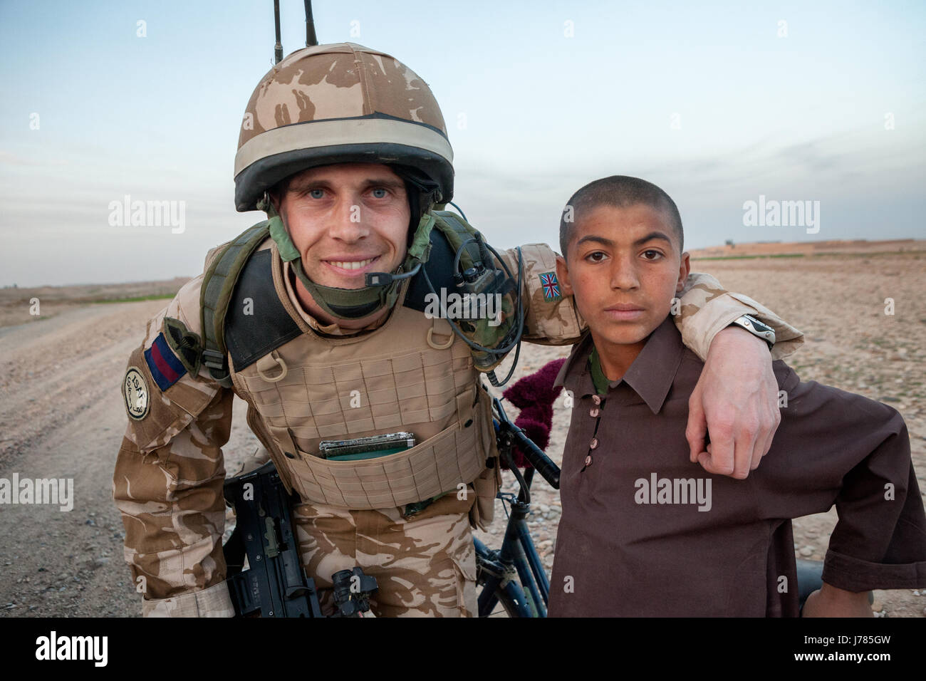 Afghanischer Junge mit britischen solidier, Afghanistan Stockfoto