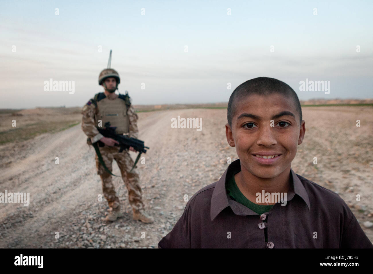 Afghanischer Junge mit britischen solidier, Afghanistan Stockfoto