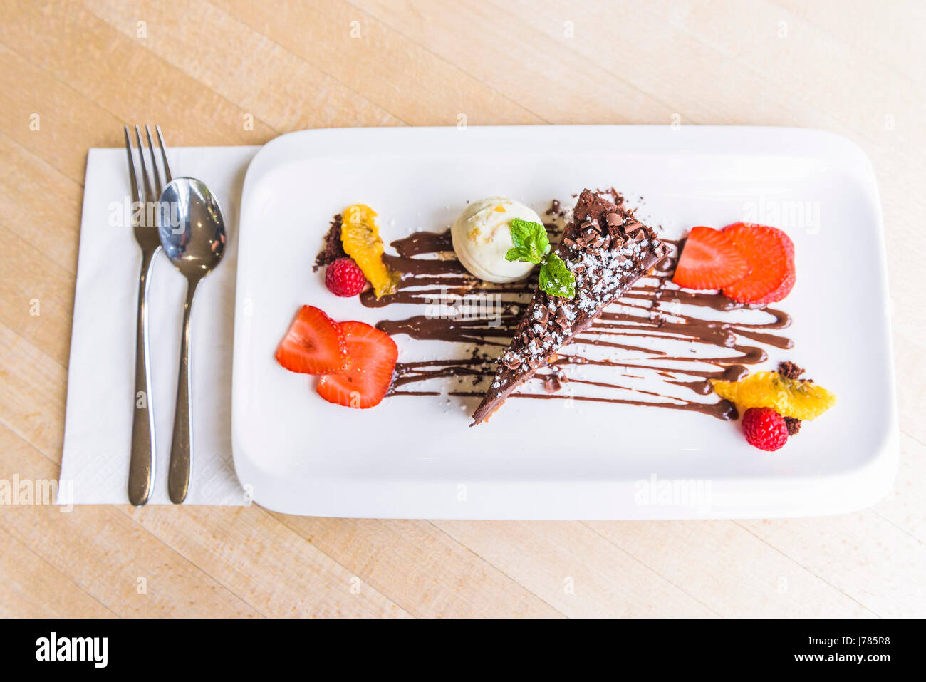 Schokolade Delice mit Vanille-Eis; Pudding; Süße; Essen; Nachsicht; Luxus; Luxuriöse; Zu behandeln; Gericht; Appetitliche; Appetitlich; Stockfoto