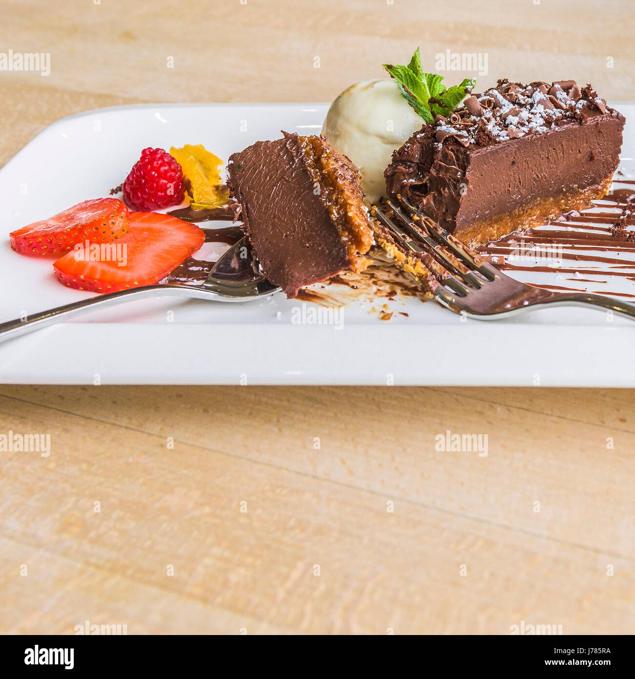 Schokolade Delice mit Vanille-Eis; Pudding; Süße; Interieur des Restaurants; Essen; Nachsicht; Luxus; Luxuriöse; Zu behandeln; Gericht; Appetitliche; Appetitlich Stockfoto