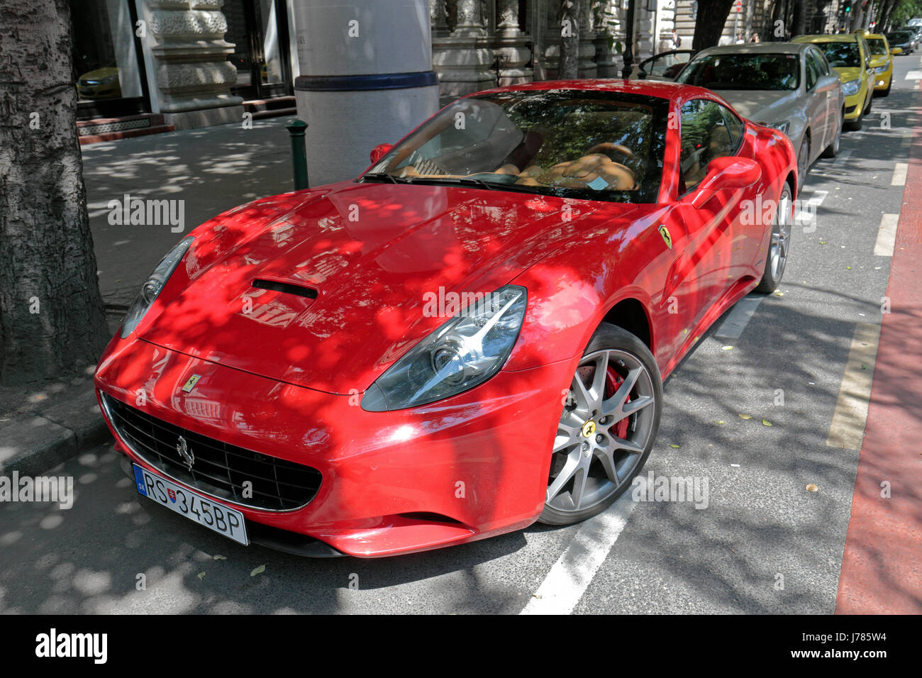 Ein Ferrari California ein grand Touring Sportwagen in Budapest, Ungarn. Stockfoto